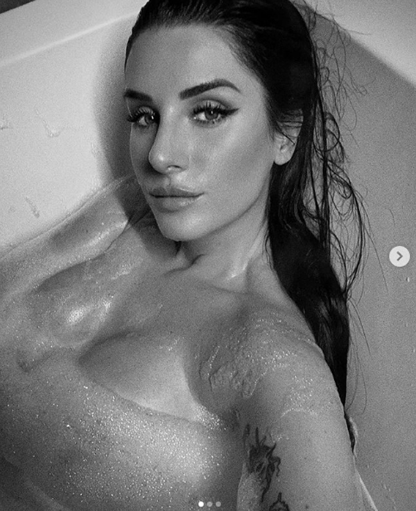 Valentina Vignali nuda nella vasca da bagno: schiuma bollente per la cestista