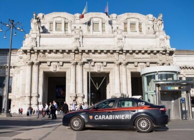 Rapinano e sfregiano un uomo in zona Centrale, 3 arresti a Milano