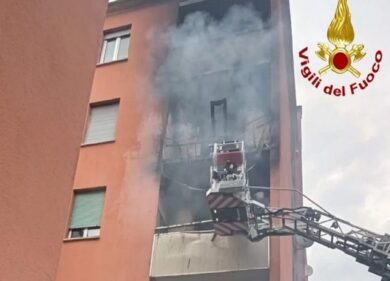 Milano, incendio in un appartamento: evacuata una palazzina