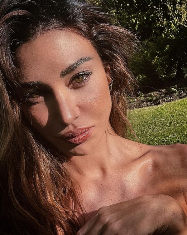 Belen, linguaccia sulle scale e sensualissima in pigiama sul divano…