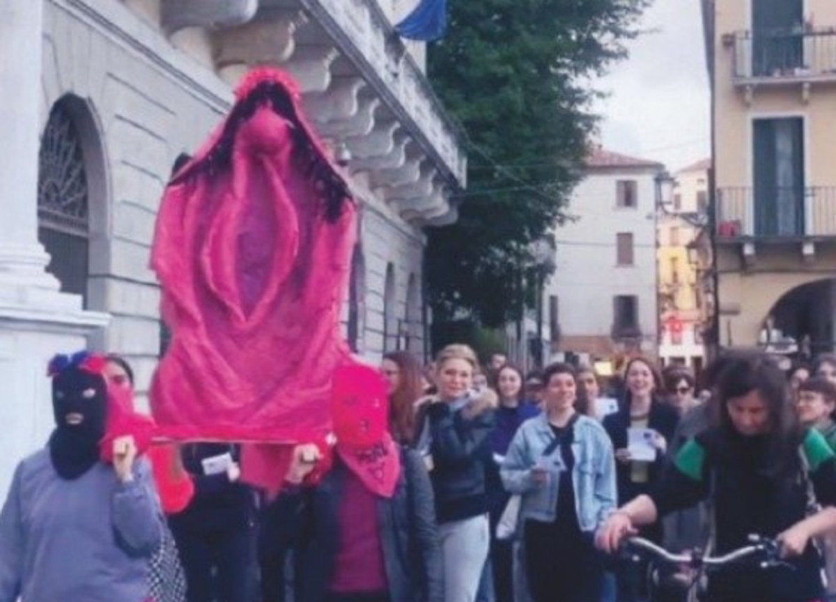 Padova, la “sacra vulva” in processione diventa un caso. La Digos indaga