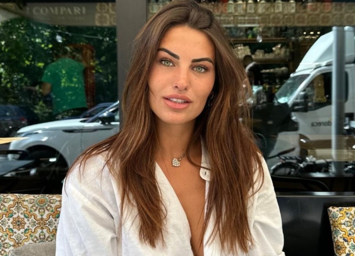 Carolina Stramare e la camicia sbottonata. Molto più di un vedo non vedo. Foto