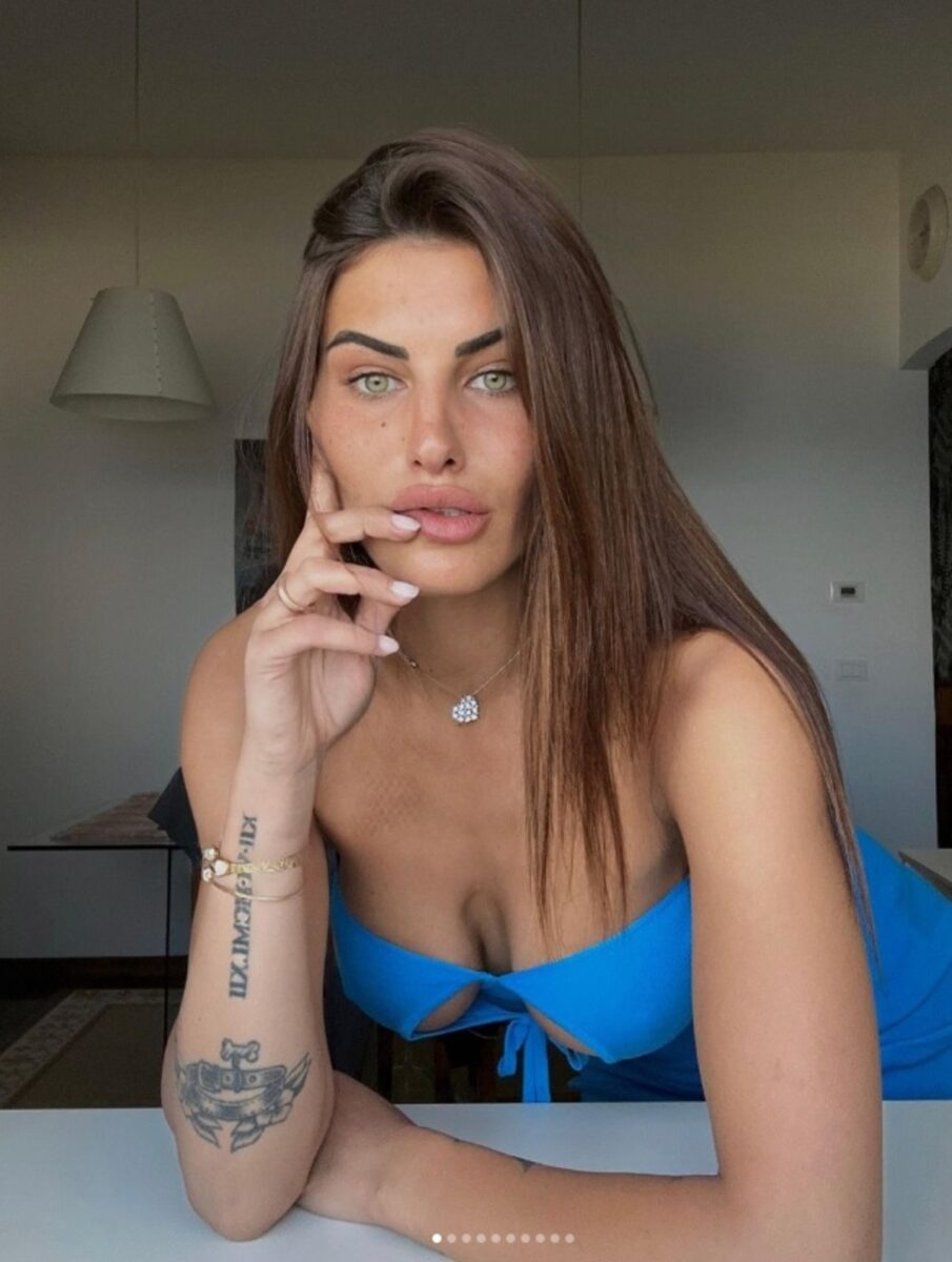 Carolina Stramare e la camicia sbottonata. Molto più di un vedo non vedo. Foto