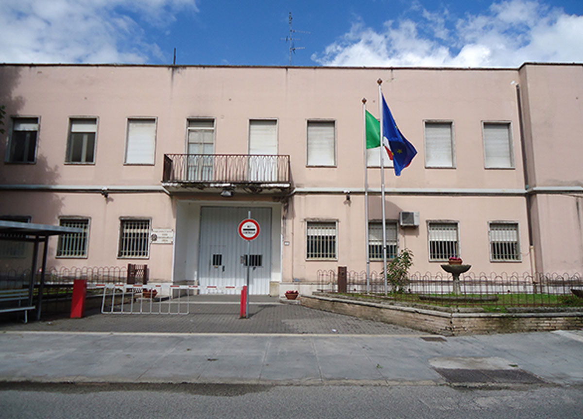 Carcere Cassino, detenuto simula il suicidio e prende in ostaggio gli agenti Carcere Cassino, detenuto simula il suicidio e prende in ostaggio gli agenti