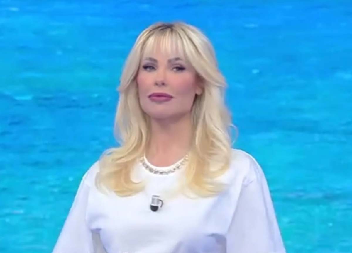 Isola dei famosi, Alvin pizzica Ilary: “Io spiego e ti togli le scarpe”