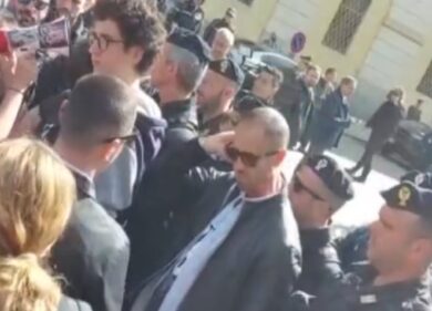 25 Aprile, la Rete Studenti contesta Valditara a Milano. VIDEO
