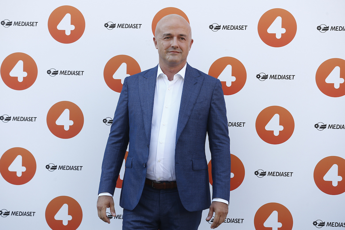 Mediaset nel caos, duro scontro tra Le Iene e Quarto Grado. Pesanti insulti al conduttore Nuzzi Mediaset nel caos, duro scontro tra Le Iene e Quarto Grado. Pesanti insulti al conduttore Nuzzi
