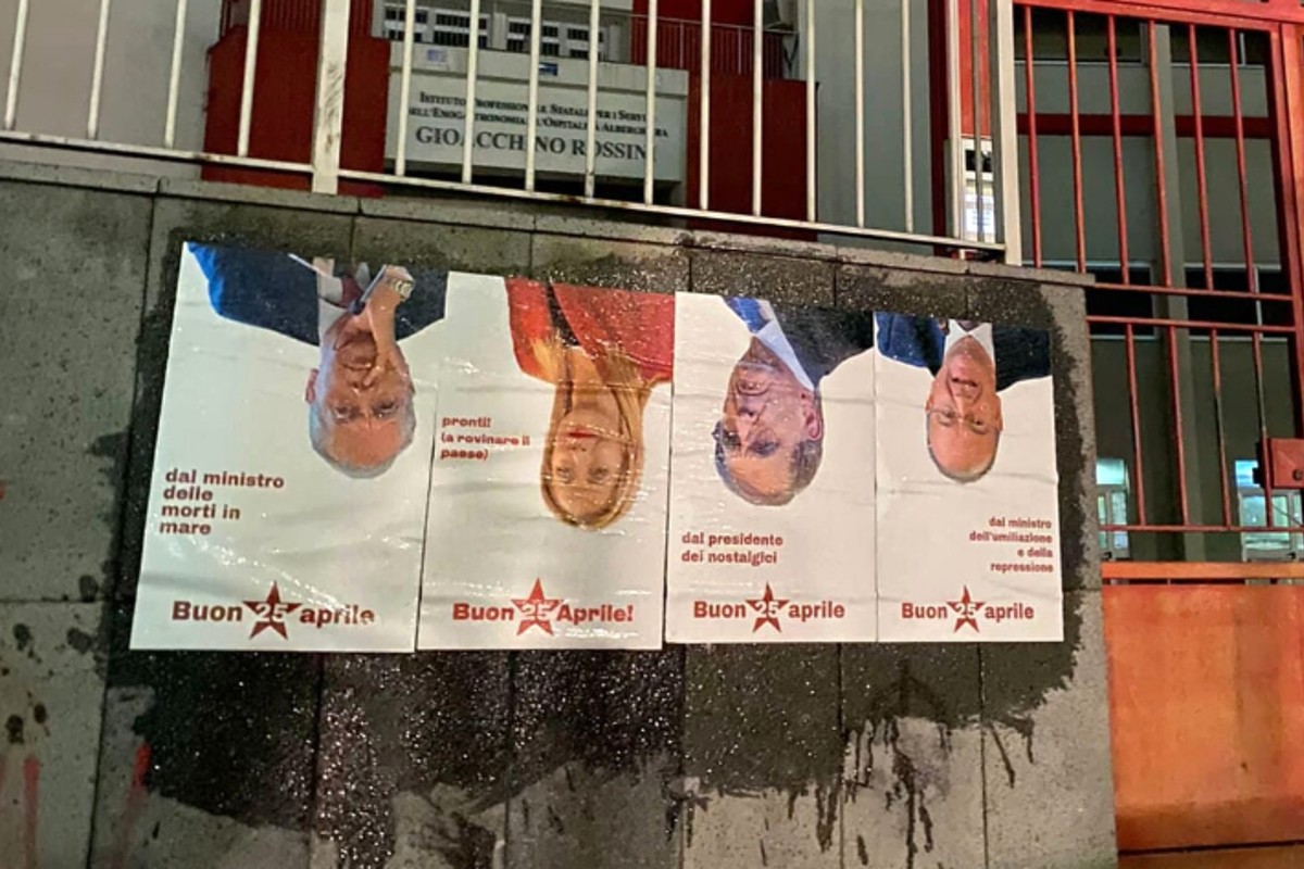 25 aprile, manifesti choc a Napoli: Meloni e La Russa a testa in giù 25 aprile, manifesti choc a Napoli: Meloni e La Russa a testa in giù