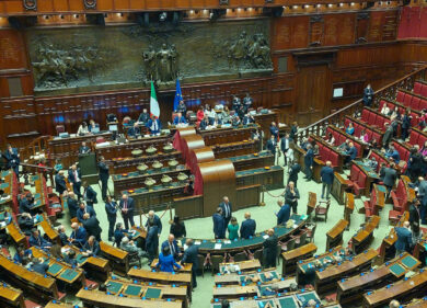 Def, malore per un deputato: sospesa la discussione in Aula