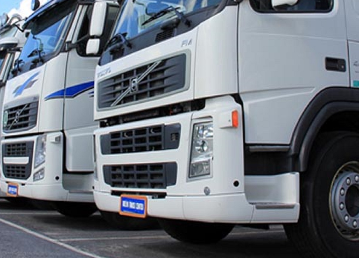 Operaio muore schiacciato tra due camion nella sede di Esselunga Operaio muore schiacciato tra due camion nella sede di Esselunga