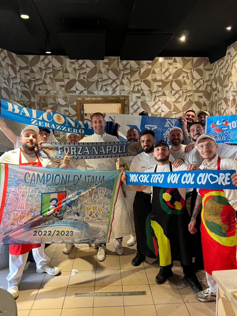 Galleria foto 'Napoli, la pizzeria storica che regala il “bonus scudetto” ai suoi dipendenti' - foto 1