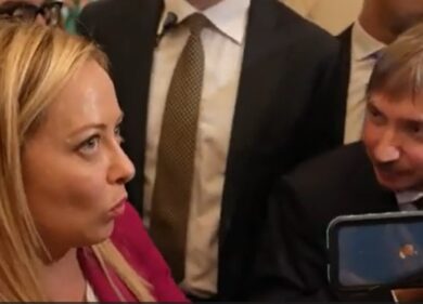 Strigliata di Meloni: “Basta fare i Tafazzi, l’economia italiana va bene”