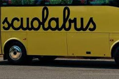 Autista sviene e lo studente “eroe” 13enne salva lo scuolabus. VIDEO