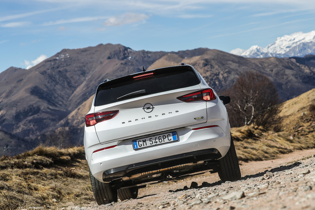 Opel Grandland porta le performance del marchio GSe nel segmento C-SUV