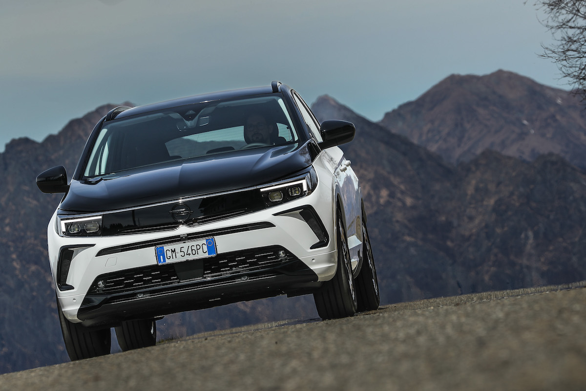 Opel Grandland porta le performance del marchio GSe nel segmento C-SUV