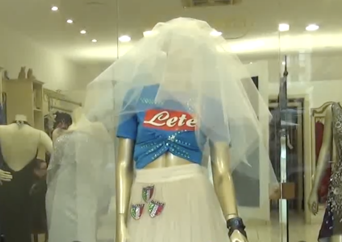 Napoli è pronta per la festa scudetto: tra striscioni, cori e abiti da sposa Napoli è pronta per la festa scudetto: tra striscioni, cori e abiti da sposa
