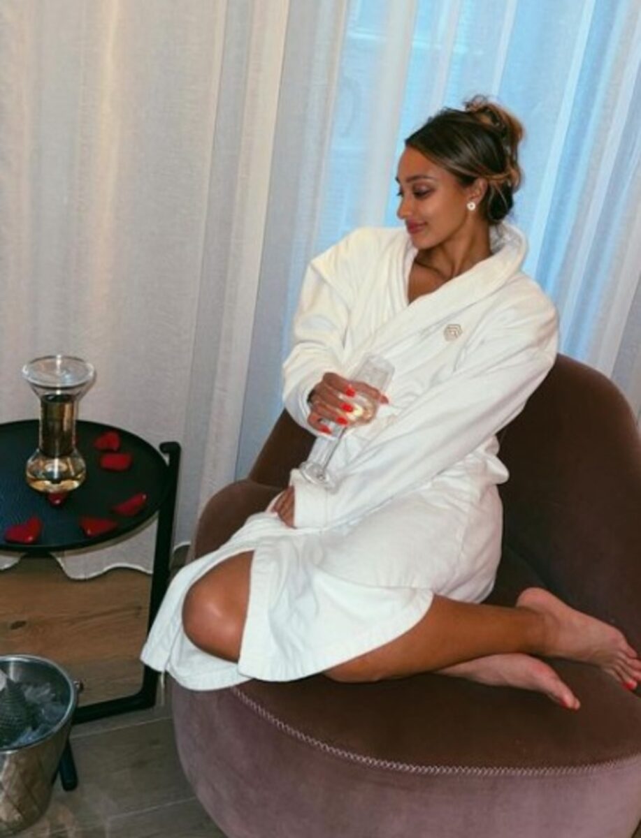 Tennis, via l’accappatoio: la foto a letto fa alzare la pressione