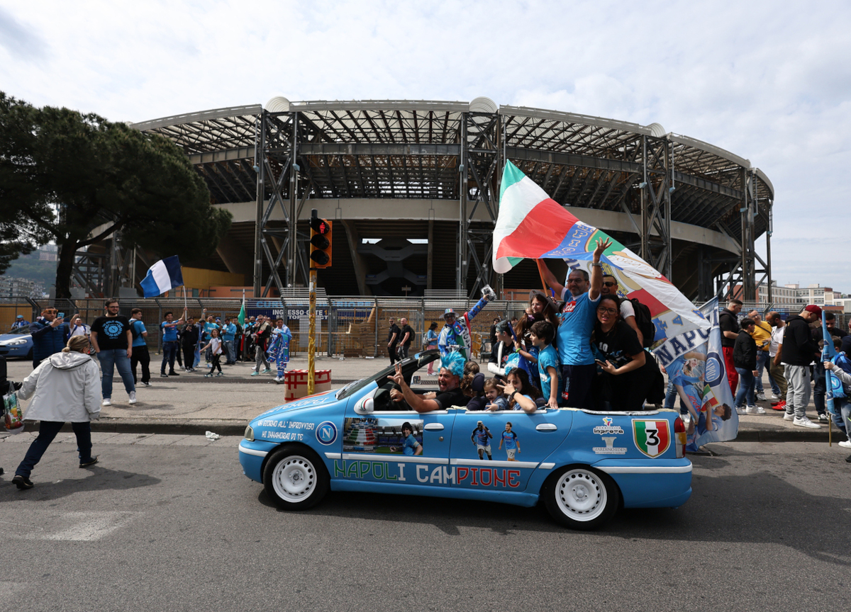 Scudetto Napoli, la città prepara la festa: il prefetto prega San Gennaro Scudetto Napoli, la città prepara la festa: il prefetto prega San Gennaro