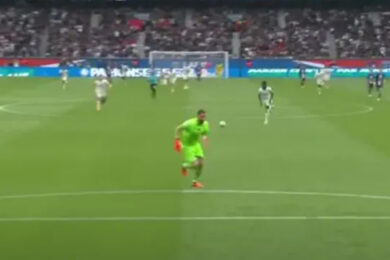 Donnarumma a spasso per il campo e spalle al pallone: Psg, incredibile gol preso