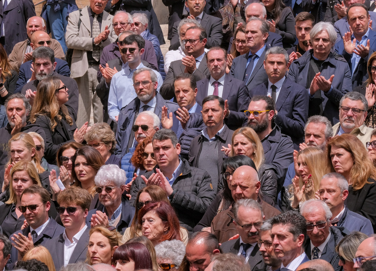 Meloni e il lungo applauso dei cinquecento per il saluto ad Andrea Augello