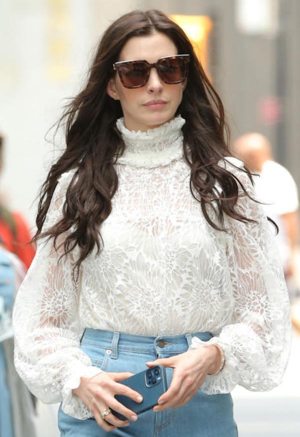 Anne Hathaway conquista tutti: nuovo taglio e look bob corto Anne Hathaway conquista tutti: nuovo taglio e look bob corto
