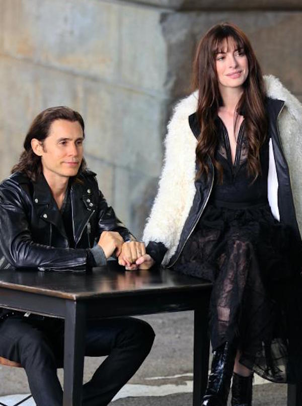 Anne Hathaway conquista tutti: nuovo taglio e look bob corto Anne Hathaway conquista tutti: nuovo taglio e look bob corto