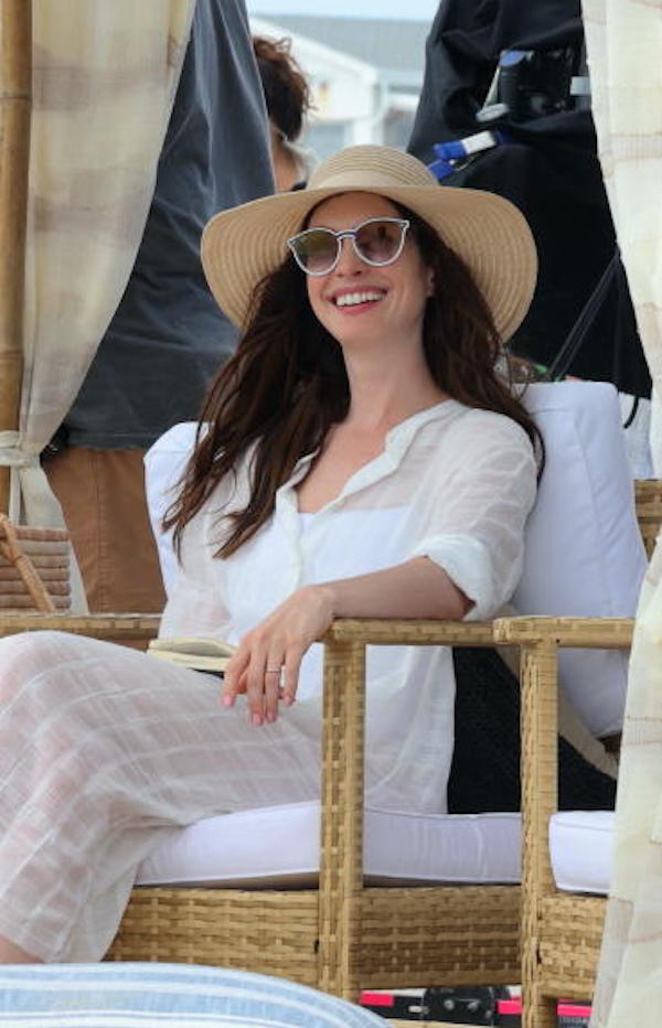 Anne Hathaway conquista tutti: nuovo taglio e look bob corto Anne Hathaway conquista tutti: nuovo taglio e look bob corto