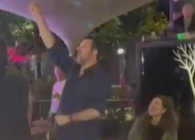 Salvini scatenato in discoteca balla e canta “Pioli is on fire”