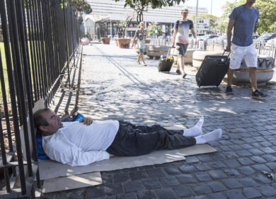 Roma, lite tra clochard in via Nazionale finisce a coltellate: 1 ferito