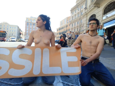 Ultima Generazione blocca via del Tritone: gli attivisti incatenati e nudi