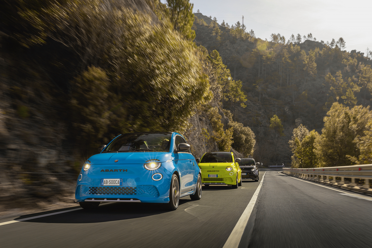 Abarth presenta le nuove 500e disponibili nelle versioni hatchback e cabrio Abarth presenta le nuove 500e disponibili nelle versioni hatchback e cabrio