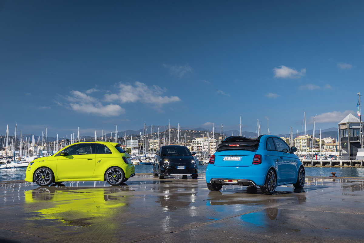 Abarth presenta le nuove 500e disponibili nelle versioni hatchback e cabrio Abarth presenta le nuove 500e disponibili nelle versioni hatchback e cabrio