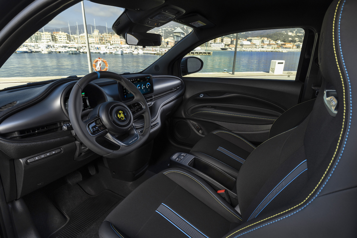 Abarth presenta le nuove 500e disponibili nelle versioni hatchback e cabrio Abarth presenta le nuove 500e disponibili nelle versioni hatchback e cabrio
