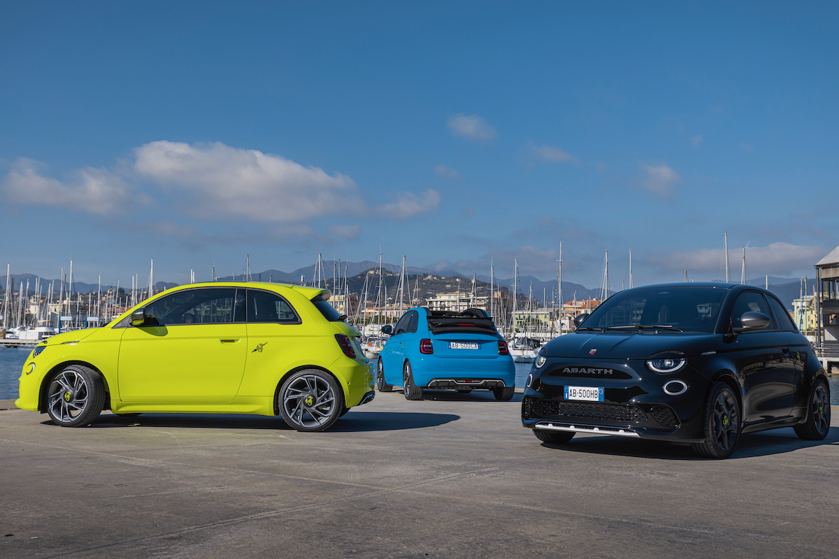 Abarth presenta le nuove 500e disponibili nelle versioni hatchback e cabrio Abarth presenta le nuove 500e disponibili nelle versioni hatchback e cabrio