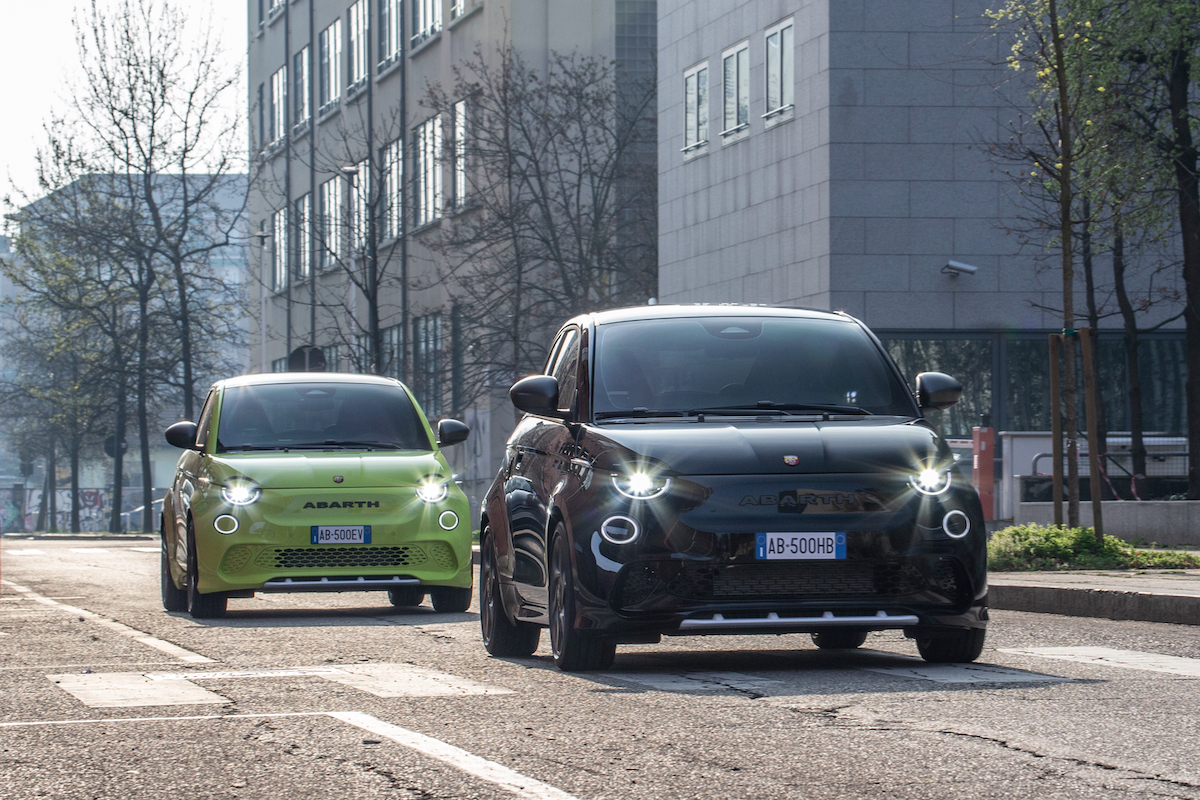 Abarth presenta le nuove 500e disponibili nelle versioni hatchback e cabrio Abarth presenta le nuove 500e disponibili nelle versioni hatchback e cabrio
