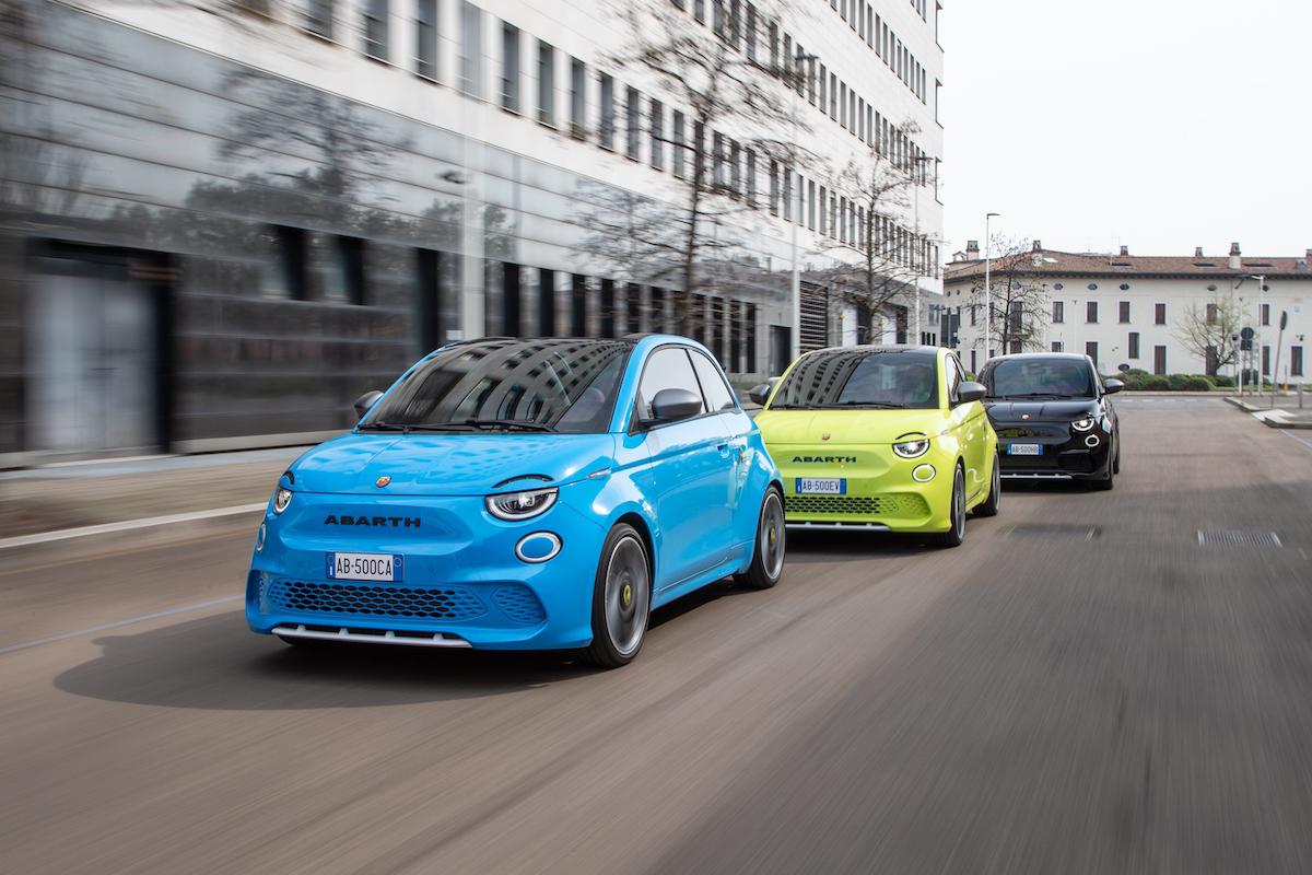 Abarth presenta le nuove 500e disponibili nelle versioni hatchback e cabrio Abarth presenta le nuove 500e disponibili nelle versioni hatchback e cabrio