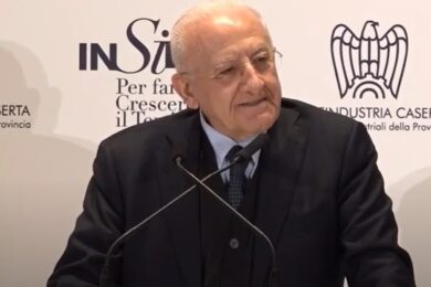 De Luca prende in giro Meloni&Co: “Pichetto col cappello sembrava Heidi”