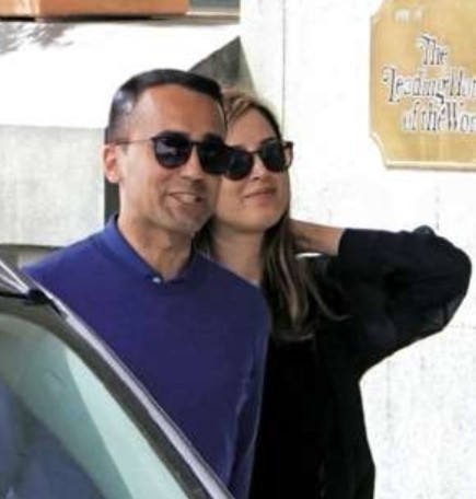 Di Maio e la bella Alessia: tenerezze vista Vesuvio in attesa del Golfo. Foto