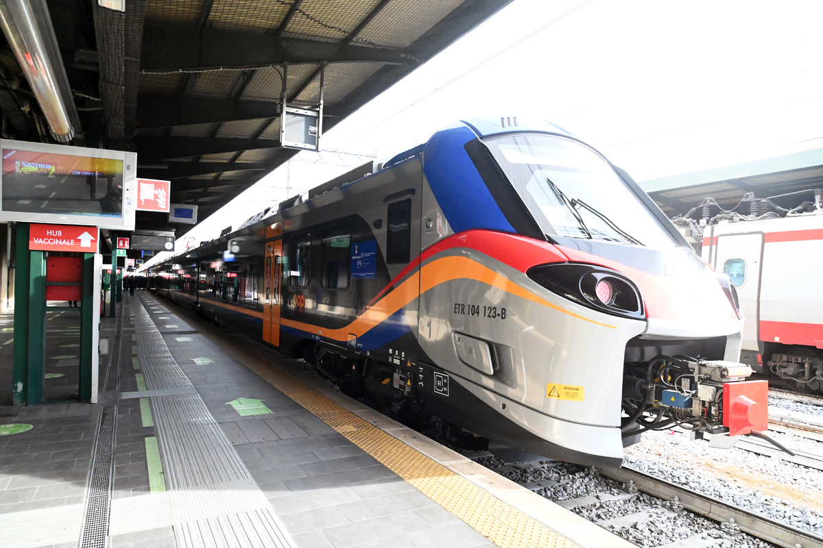 Firenze, un treno esce dai binari: disagi e ritardi di oltre due ore Firenze, un treno esce dai binari: disagi e ritardi di oltre due ore