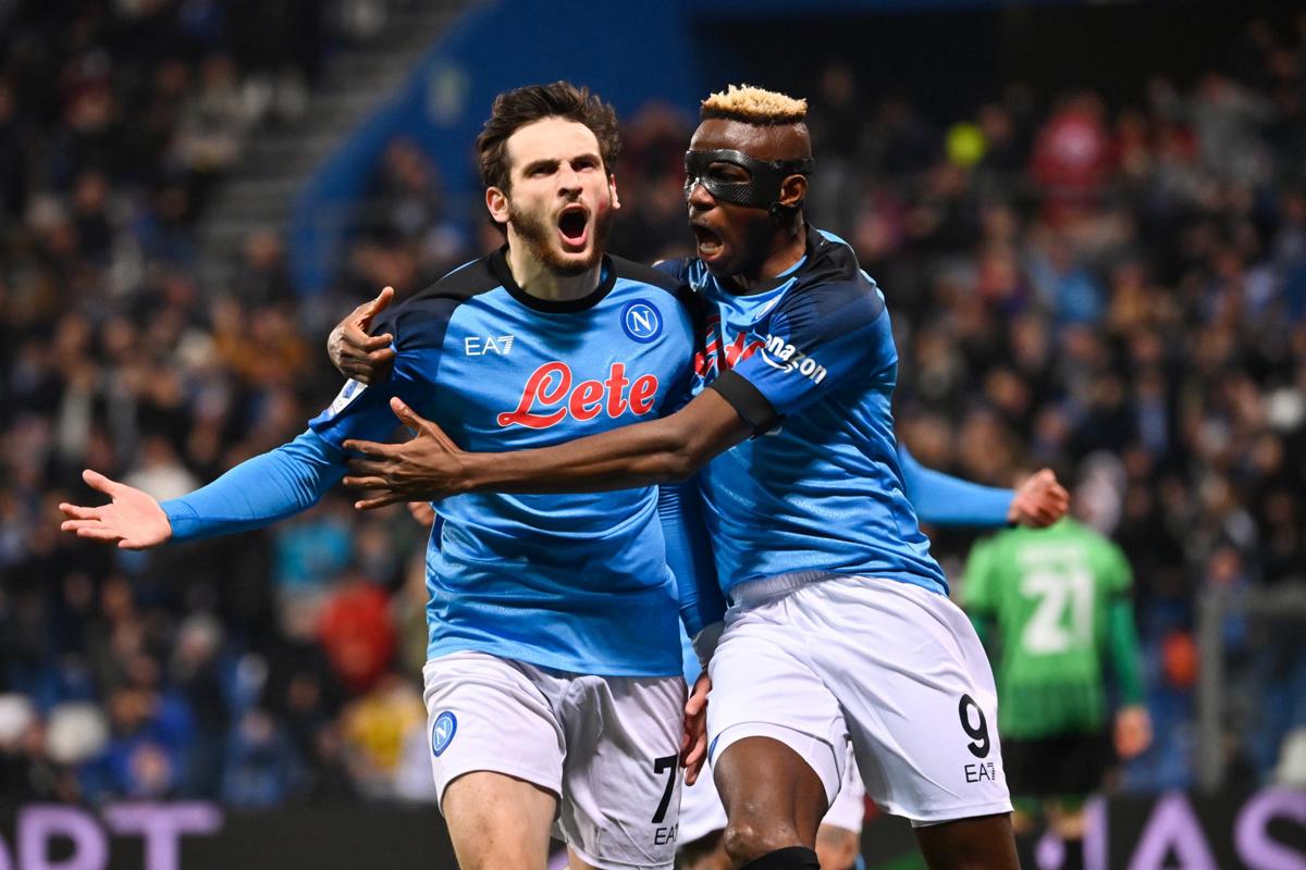 Napoli: Osimhen l’uomo mascherato è un supereoe, Kvaratskhelia ‘anti-Leao’. PAGELLE SCUDETTO Napoli: Osimhen l’uomo mascherato è un supereoe, Kvaratskhelia ‘anti-Leao’. PAGELLE SCUDETTO