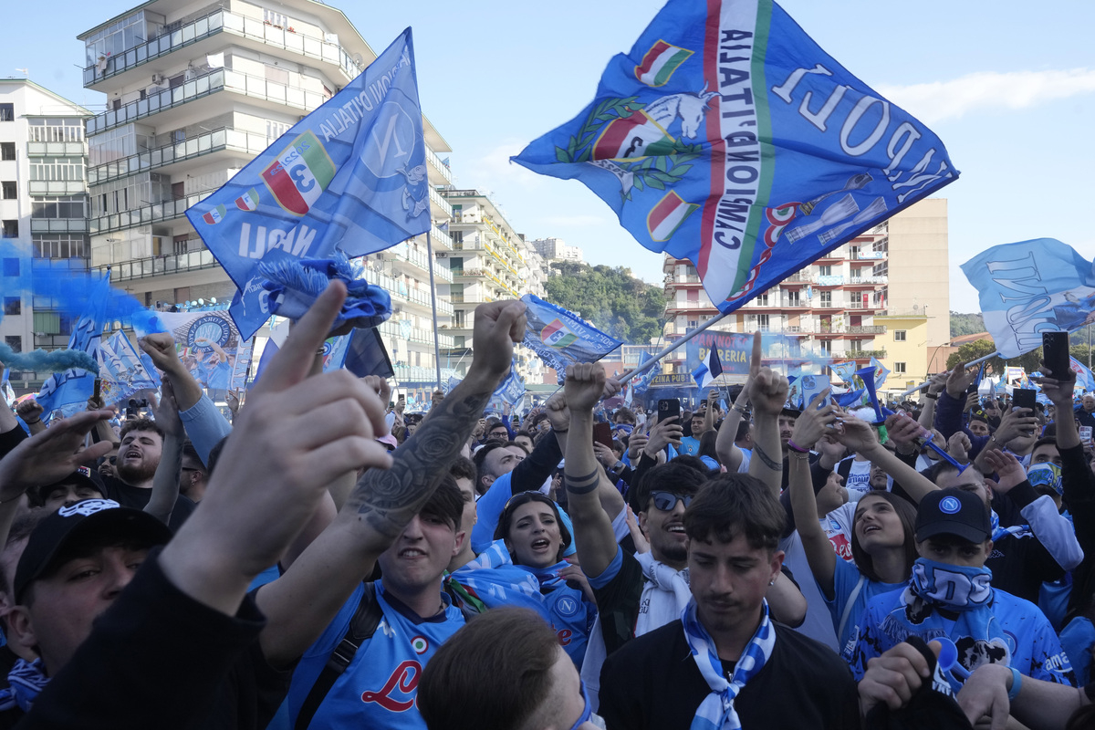 Scudetto Napoli, allo stadio Maradona il coro di “O’ Surdato ‘Nammurato”. I video e le foto della festa Scudetto Napoli, allo stadio Maradona il coro di “O’ Surdato ‘Nammurato”. I video e le foto della festa