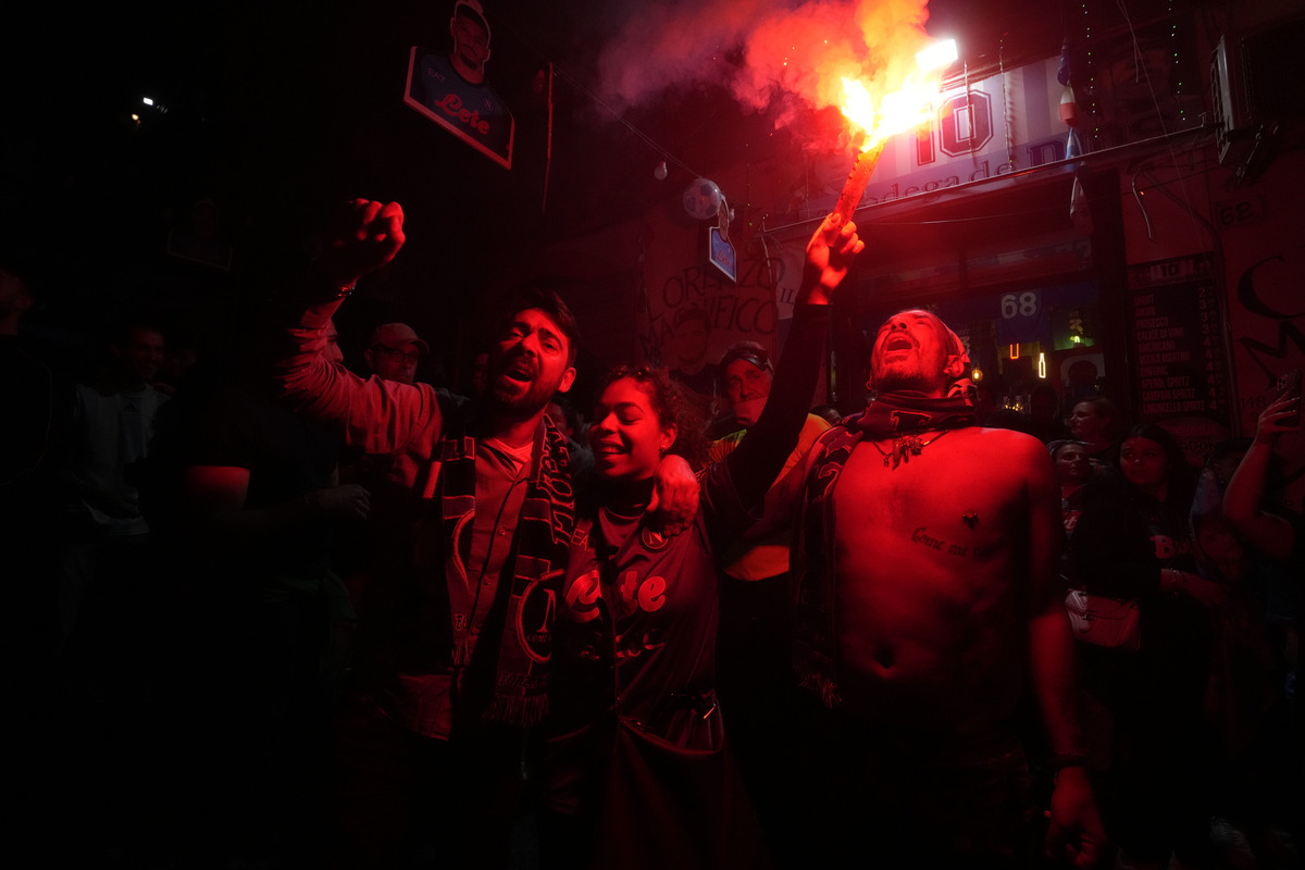 Scudetto Napoli, allo stadio Maradona il coro di “O’ Surdato ‘Nammurato”. I video e le foto della festa Scudetto Napoli, allo stadio Maradona il coro di “O’ Surdato ‘Nammurato”. I video e le foto della festa