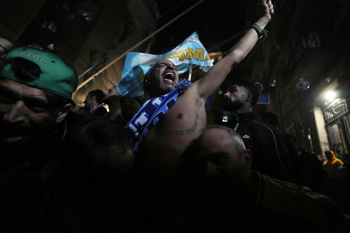 Scudetto Napoli, allo stadio Maradona il coro di “O’ Surdato ‘Nammurato”. I video e le foto della festa Scudetto Napoli, allo stadio Maradona il coro di “O’ Surdato ‘Nammurato”. I video e le foto della festa