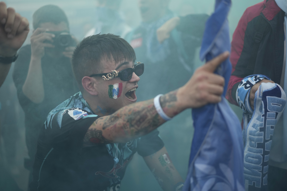 Scudetto Napoli, allo stadio Maradona il coro di “O’ Surdato ‘Nammurato”. I video e le foto della festa Scudetto Napoli, allo stadio Maradona il coro di “O’ Surdato ‘Nammurato”. I video e le foto della festa