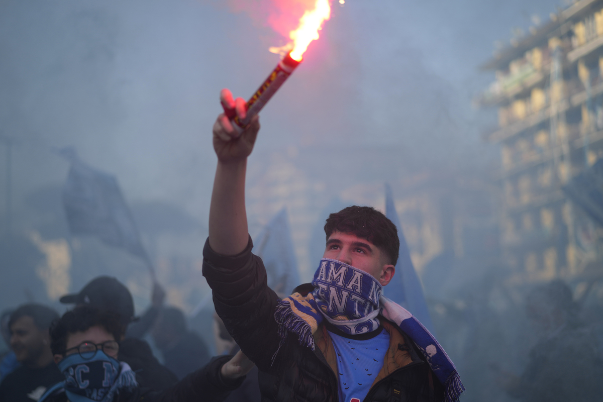 Scudetto Napoli, allo stadio Maradona il coro di “O’ Surdato ‘Nammurato”. I video e le foto della festa Scudetto Napoli, allo stadio Maradona il coro di “O’ Surdato ‘Nammurato”. I video e le foto della festa