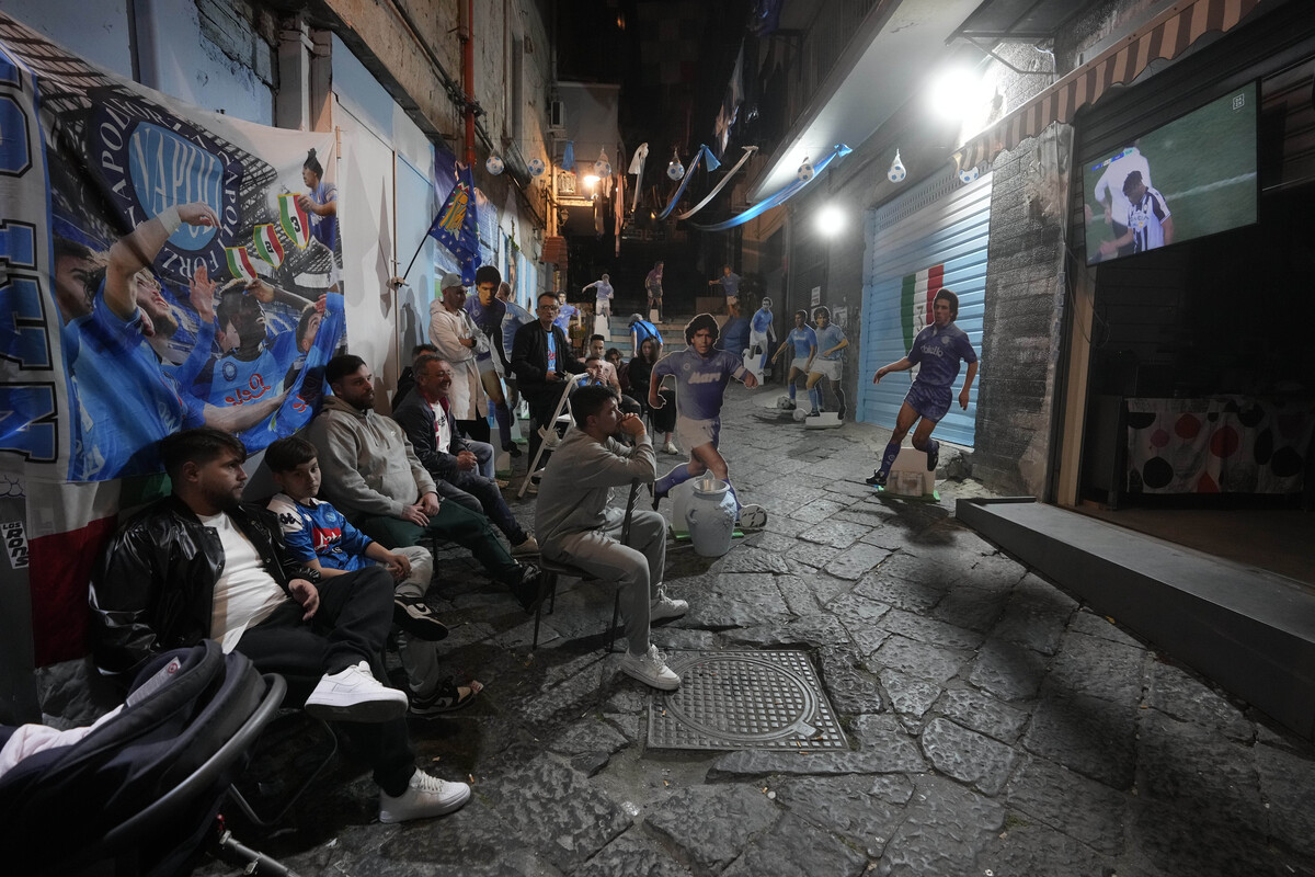 Scudetto Napoli, allo stadio Maradona il coro di “O’ Surdato ‘Nammurato”. I video e le foto della festa Scudetto Napoli, allo stadio Maradona il coro di “O’ Surdato ‘Nammurato”. I video e le foto della festa