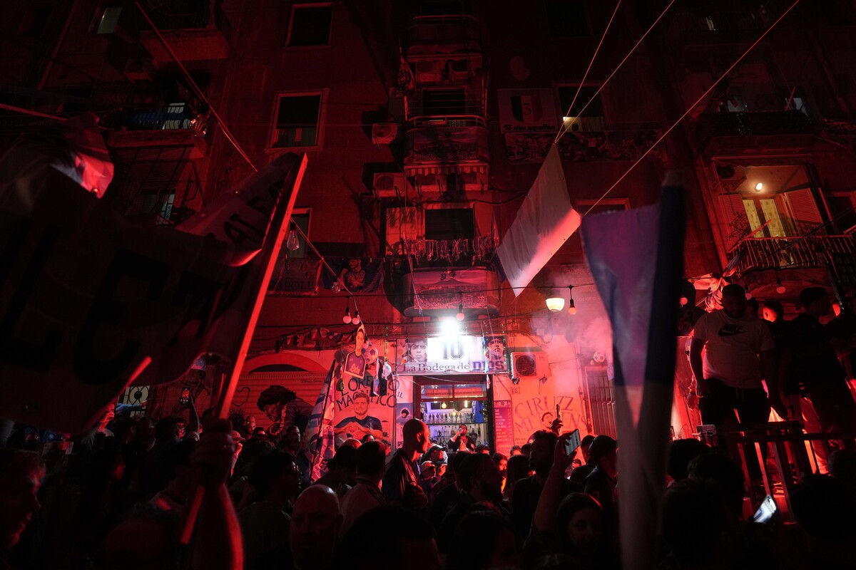 Scudetto Napoli, allo stadio Maradona il coro di “O’ Surdato ‘Nammurato”. I video e le foto della festa Scudetto Napoli, allo stadio Maradona il coro di “O’ Surdato ‘Nammurato”. I video e le foto della festa