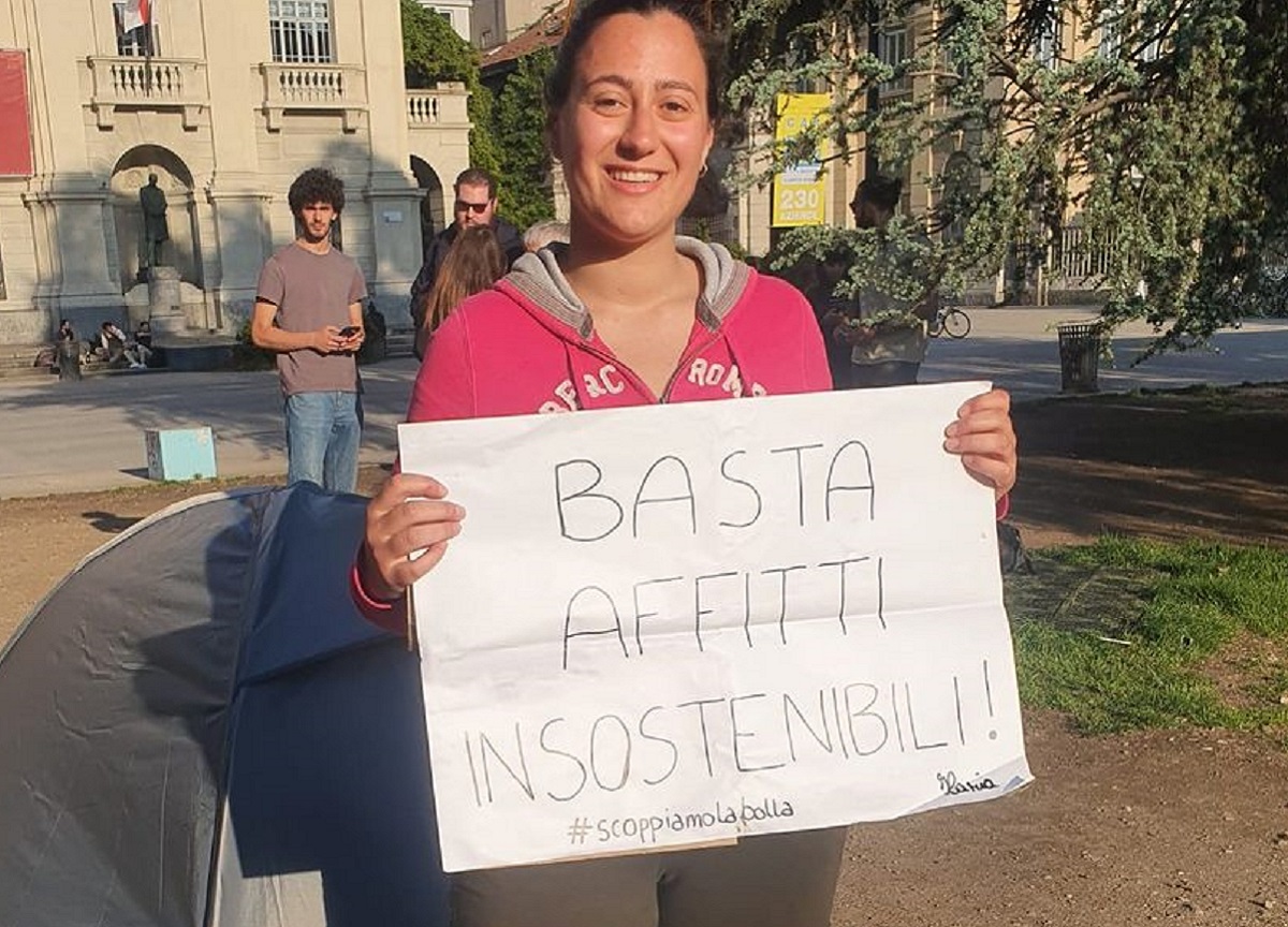 Affitti, l’assessore lombardo alla Casa dalla studentessa che dorme in tenda Affitti, l’assessore lombardo alla Casa dalla studentessa che dorme in tenda