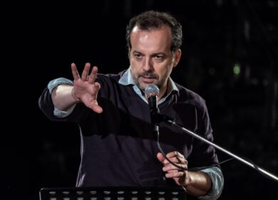 Mario Perrotta, l’attore che ha sgridato la prof che faceva “casino” a teatro