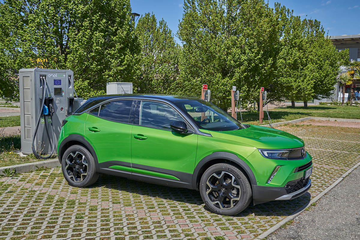 Con la Opel Mokka-e alla scoperta della Versilia